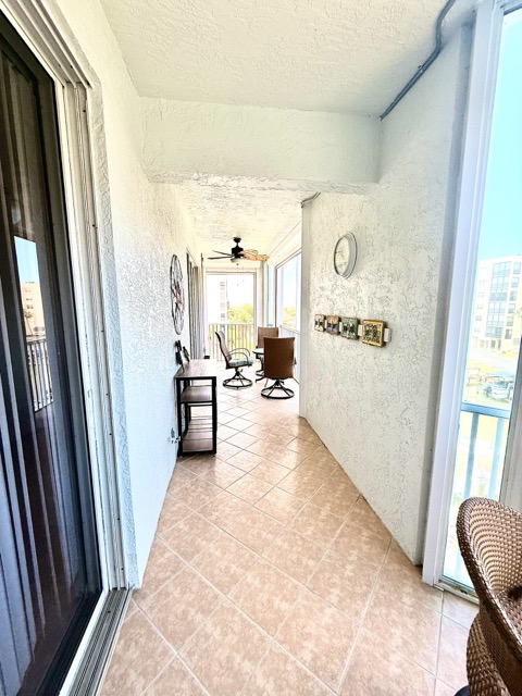 Screened lanai walkway
